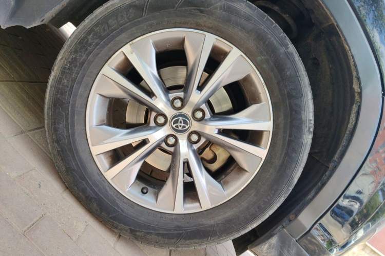 Used Toyota Highlander 2015 2.0T Four-Wheel Drive Elite Edition 7-Seater Right Front Wheel Hub