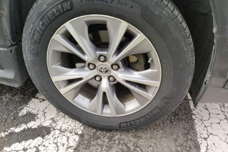 Used Toyota Highlander 2015 2.0T Four-Wheel Drive Elite Edition 7-Seater Right Front Wheel Hub