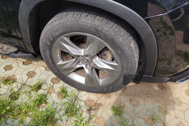 Used Toyota Highlander 2015 2.0T Four-Wheel Drive Luxury Edition 7-Seater Right Front Wheel Hub