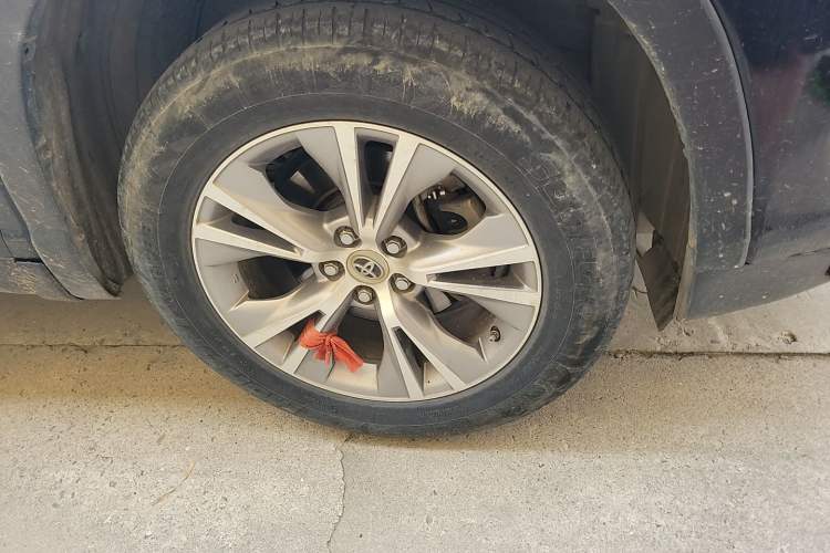 Used Toyota Highlander 2015 2.0T Four-Wheel Drive Elite Edition 7-Seater Right Front Wheel Hub