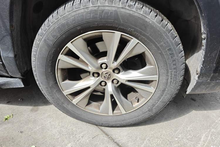 Used Toyota Highlander 2015 2.0T Two-Wheel Drive Elite Edition 7 Seats Right Front Wheel Hub