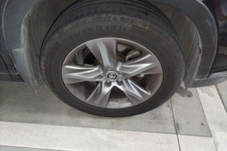 Used Toyota Highlander 2015 2.0T Four-Wheel Drive Luxury Edition 7-Seater Right Front Wheel Hub