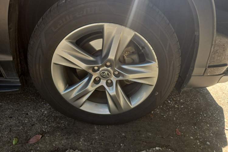 Used Toyota Highlander 2015 2.0T Four-Wheel Drive Luxury Edition 7-Seater Right Front Wheel Hub