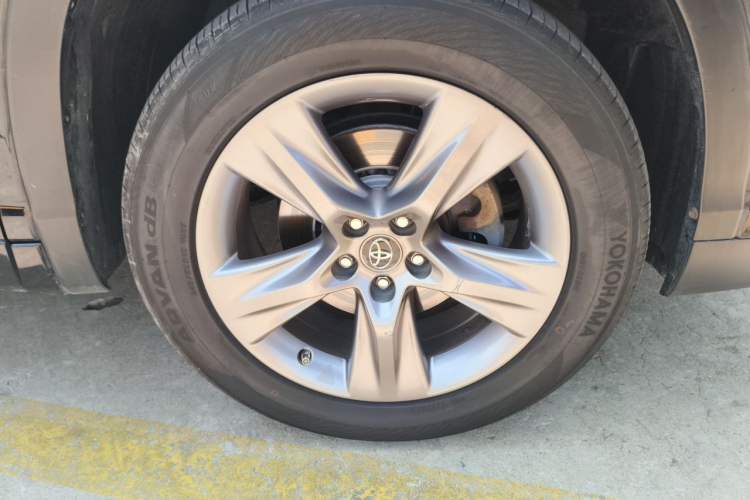 Used Toyota Highlander 2015 2.0T Four-Wheel Drive Ultimate Edition 7-Seater Right Front Wheel Hub