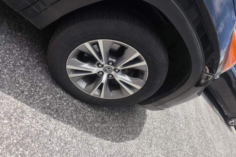 Used Toyota Highlander 2015 2.0T Two-Wheel Drive Elite Edition 7 Seats Right Front Wheel Hub