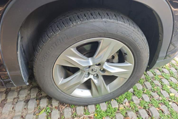 Used Toyota Highlander 2015 2.0T Four-Wheel Drive Luxury Edition 7-Seater Right Front Wheel Hub