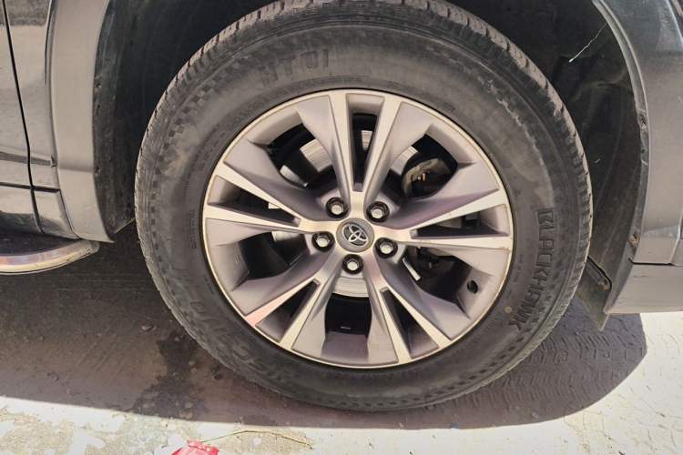 Used Toyota Highlander 2015 2.0T Four-Wheel Drive Elite Edition 7-Seater Right Front Wheel Hub