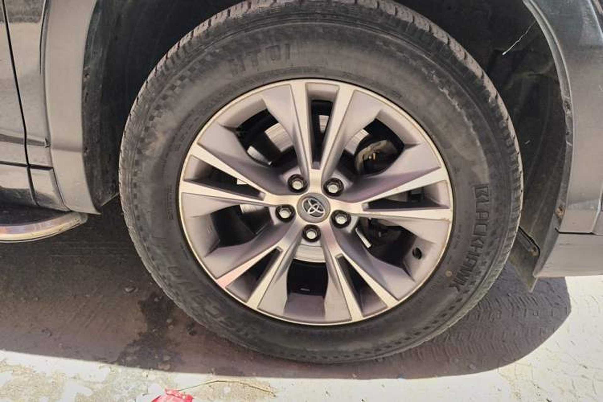 Used Toyota Highlander 2015 2.0T Four-Wheel Drive Elite Edition 7-Seater Right Front Wheel Hub