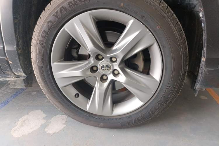 Used Toyota Highlander 2015 2.0T Four-Wheel Drive Luxury Edition 7-Seater Right Front Wheel Hub