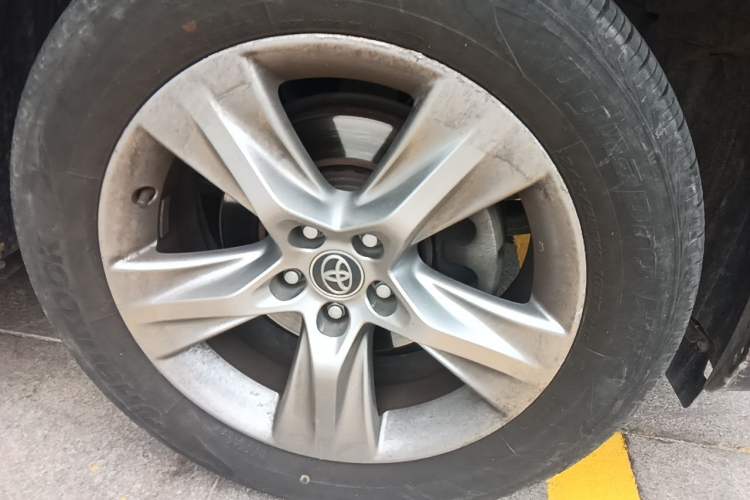 Used Toyota Highlander 2015 2.0T Four-Wheel Drive Luxury Edition 7-Seater Right Front Wheel Hub