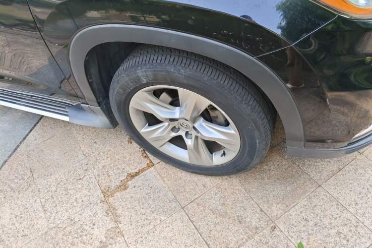 Used Toyota Highlander 2015 2.0T Four-Wheel Drive Luxury Edition 7-Seater Right Front Wheel Hub