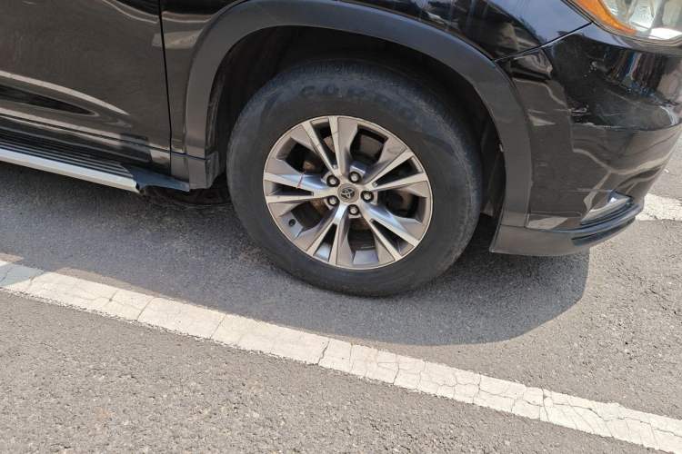 Used Toyota Highlander 2015 2.0T Four-Wheel Drive Elite Edition 7-Seater Right Front Wheel Hub