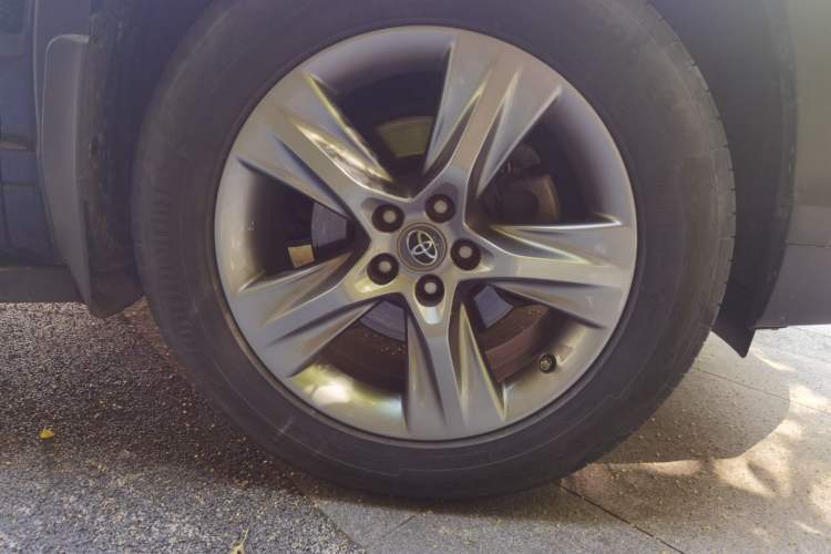 Used Toyota Highlander 2015 2.0T Two-Wheel Drive Luxury Edition 7 Seats Right Front Wheel Hub
