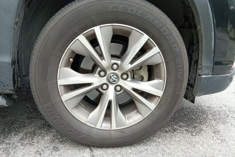 Used Toyota Highlander 2015 2.0T Two-Wheel Drive Elite Edition 7 Seats Right Front Wheel Hub