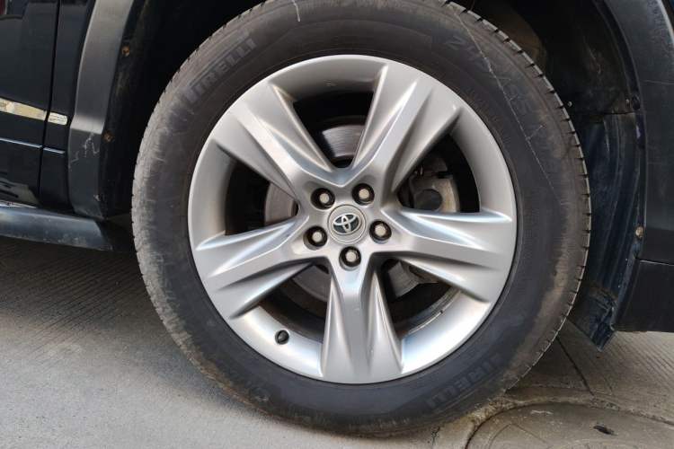 Used Toyota Highlander 2015 2.0T Two-Wheel Drive Luxury Edition 7 Seats Right Front Wheel Hub