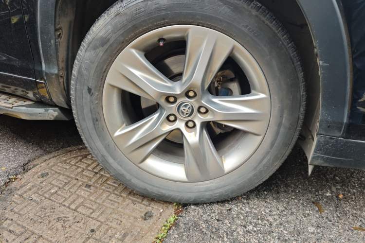 Used Toyota Highlander 2015 2.0T Four-Wheel Drive Luxury Edition 7-Seater Right Front Wheel Hub