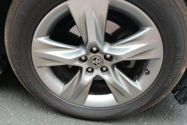 Used Toyota Highlander 2015 2.0T Four-Wheel Drive Luxury Edition 7-Seater Right Front Wheel Hub