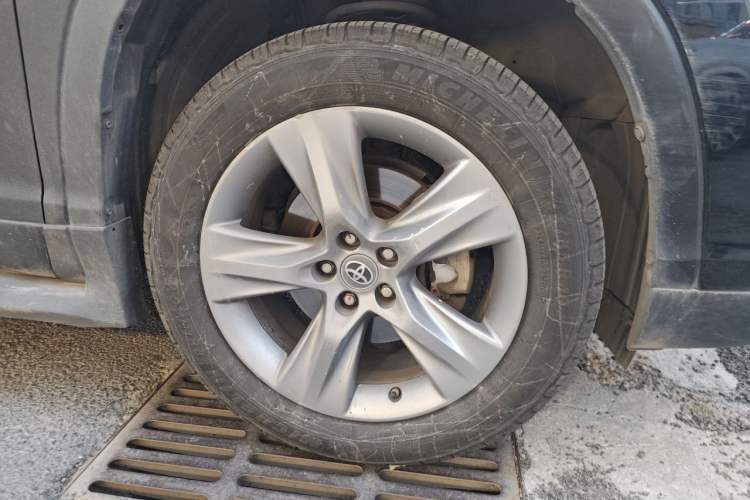 Used Toyota Highlander 2015 2.0T Four-Wheel Drive Luxury Edition 7-Seater Right Front Wheel Hub