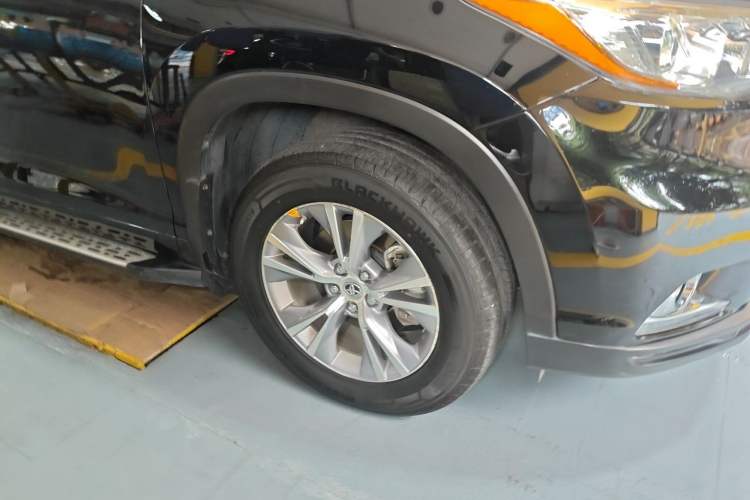 Used Toyota Highlander 2015 2.0T Two-Wheel Drive Elite Edition 5 Seats Right Front Wheel Hub