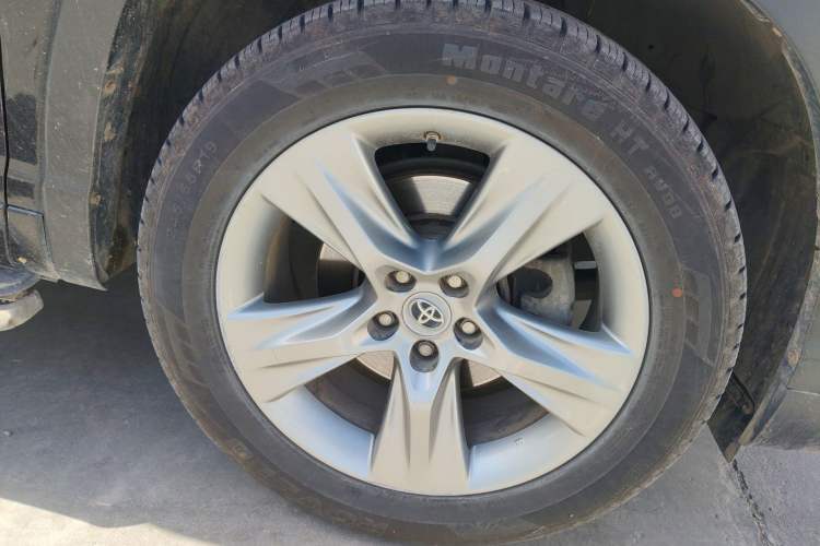 Used Toyota Highlander 2015 2.0T Four-Wheel Drive Luxury Edition 7-Seater Right Front Wheel Hub