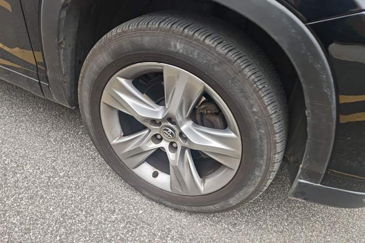 Used Toyota Highlander 2015 2.0T Four-Wheel Drive Luxury Edition 7-Seater Right Front Wheel Hub