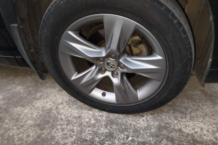 Used Toyota Highlander 2015 2.0T Four-Wheel Drive Ultimate Edition 7-Seater Right Front Wheel Hub