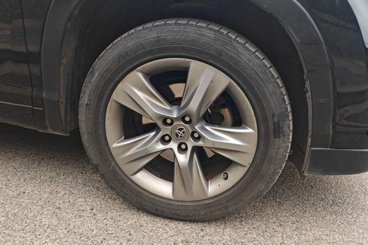 Used Toyota Highlander 2015 2.0T Four-Wheel Drive Luxury Edition 7-Seater Right Front Wheel Hub
