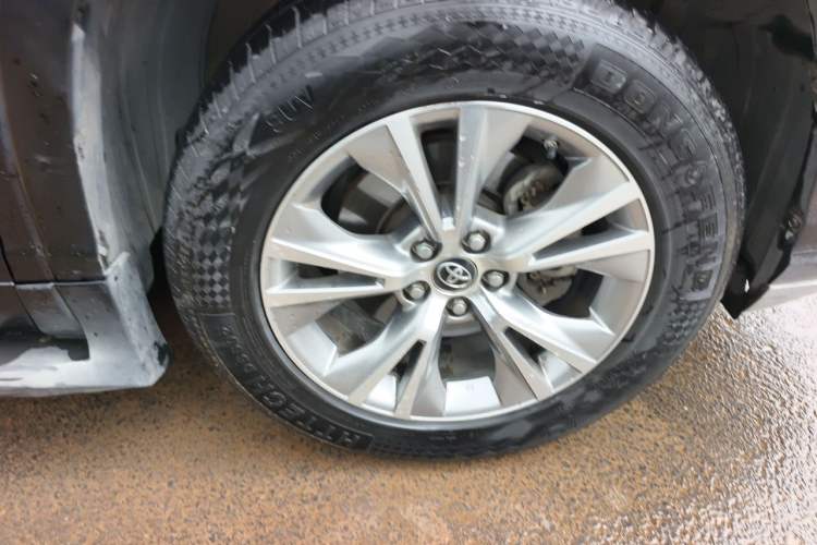 Used Toyota Highlander 2015 2.0T Two-Wheel Drive Elite Edition 7 Seats Right Front Wheel Hub