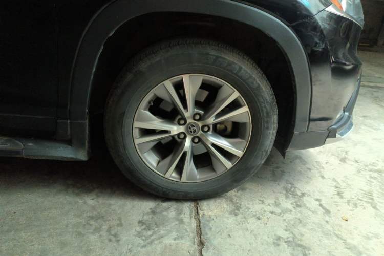 Used Toyota Highlander 2015 2.0T Four-Wheel Drive Elite Edition 7-Seater Right Front Wheel Hub