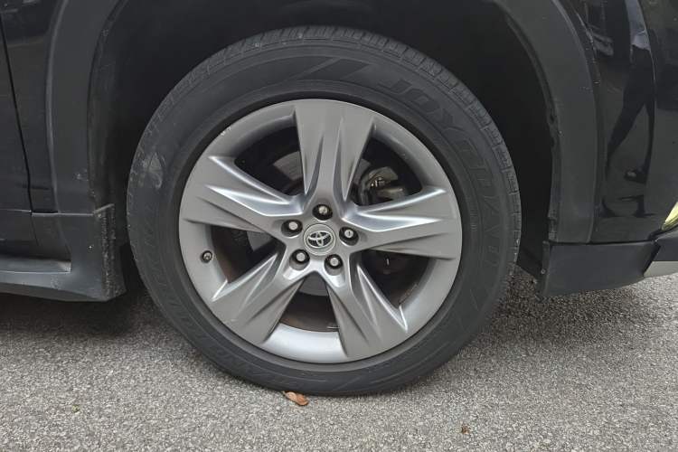 Used Toyota Highlander 2015 2.0T Four-Wheel Drive Luxury Edition 7-Seater Right Front Wheel Hub