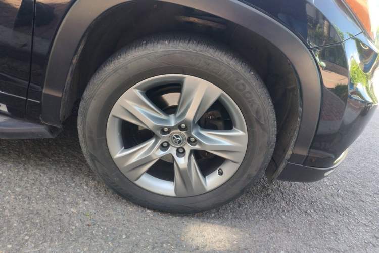 Used Toyota Highlander 2015 2.0T Four-Wheel Drive Ultimate Edition 7-Seater Right Front Wheel Hub