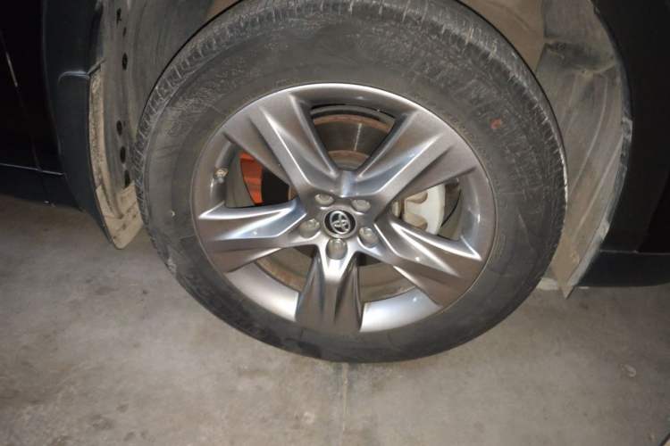 Used Toyota Highlander 2015 2.0T Four-Wheel Drive Luxury Edition 7-Seater Right Front Wheel Hub