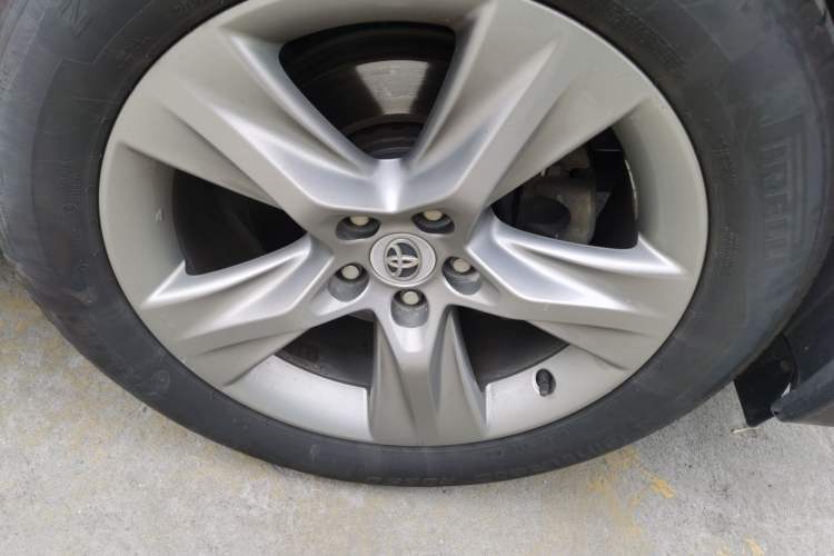 Used Toyota Highlander 2015 2.0T Two-Wheel Drive Luxury Edition 7 Seats Right Front Wheel Hub