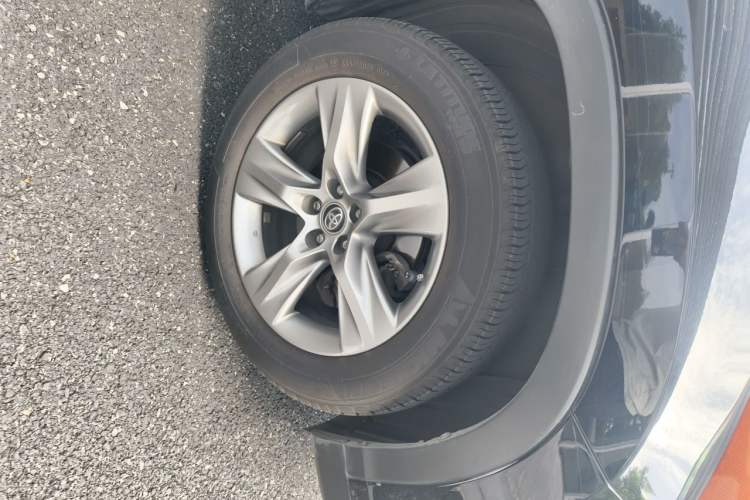 Used Toyota Highlander 2015 2.0T Four-Wheel Drive Ultimate Edition 7-Seater Right Front Wheel Hub