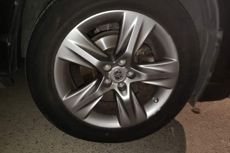 Used Toyota Highlander 2015 2.0T Four-Wheel Drive Luxury Edition 7-Seater Right Front Wheel Hub