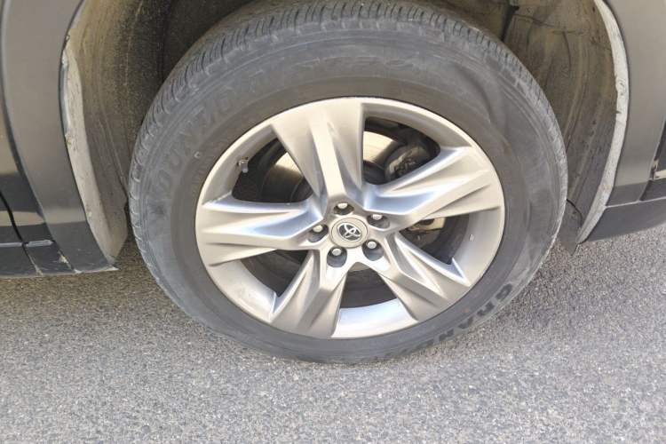 Used Toyota Highlander 2015 2.0T Four-Wheel Drive Luxury Edition 7-Seater Right Front Wheel Hub