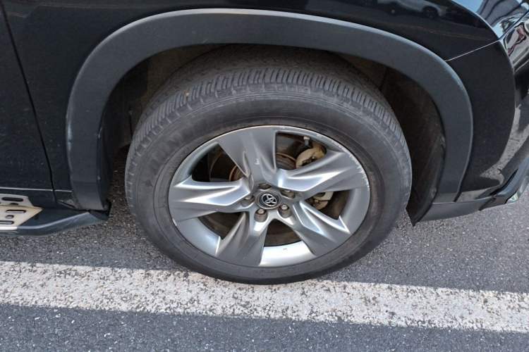 Used Toyota Highlander 2015 2.0T Four-Wheel Drive Luxury Edition 7-Seater Right Front Wheel Hub