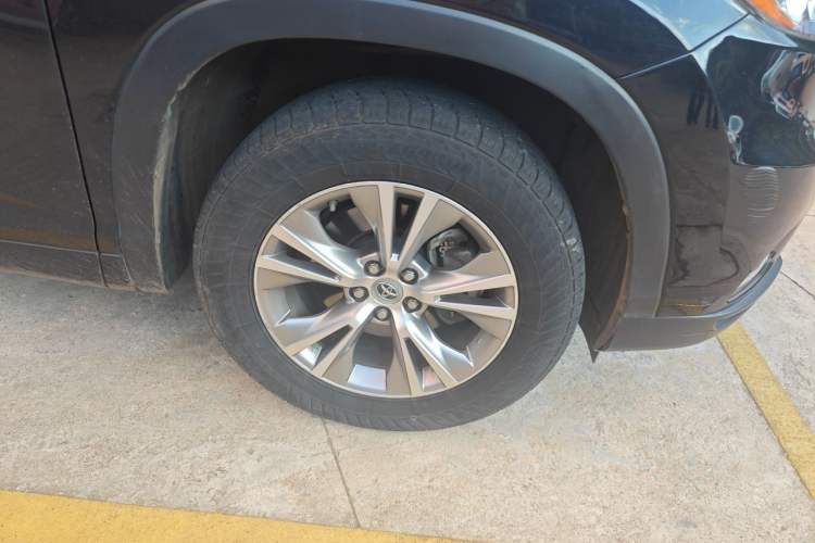 Used Toyota Highlander 2015 2.0T Four-Wheel Drive Elite Edition 7-Seater Right Front Wheel Hub