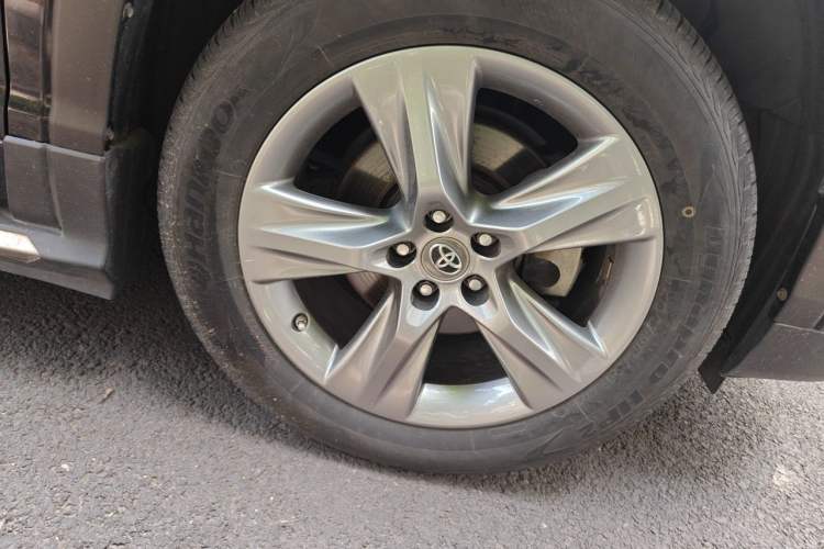 Used Toyota Highlander 2015 2.0T Four-Wheel Drive Ultimate Edition 7-Seater Right Front Wheel Hub