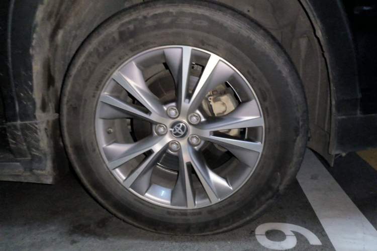 Used Toyota Highlander 2015 2.0T Two-Wheel Drive Elite Edition 5 Seats Right Front Wheel Hub