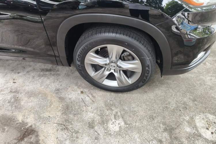 Used Toyota Highlander 2015 2.0T Four-Wheel Drive Luxury Edition 7-Seater Right Front Wheel Hub