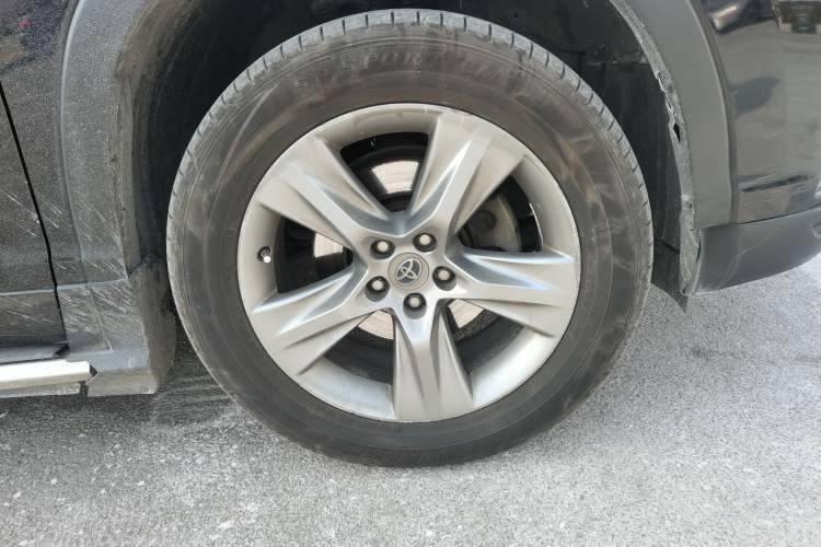 Used Toyota Highlander 2015 2.0T Four-Wheel Drive Luxury Edition 7-Seater Right Front Wheel Hub