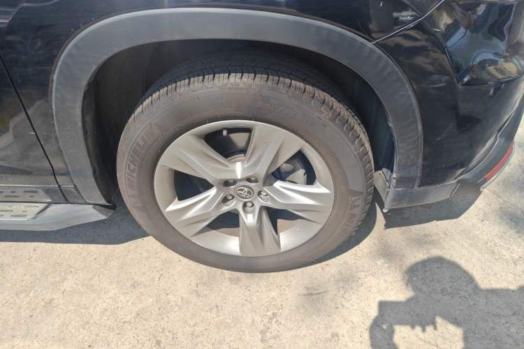 Used Toyota Highlander 2015 2.0T Two-Wheel Drive Luxury Edition 7 Seats Right Front Wheel Hub