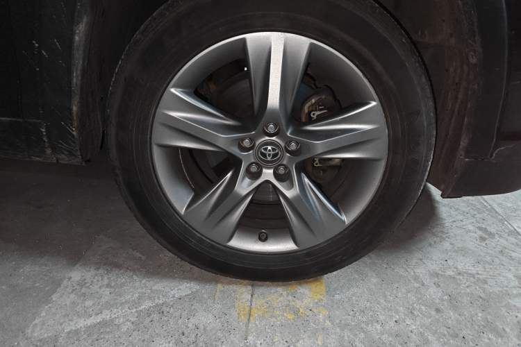 Used Toyota Highlander 2015 2.0T Two-Wheel Drive Luxury Edition 7 Seats Right Front Wheel Hub