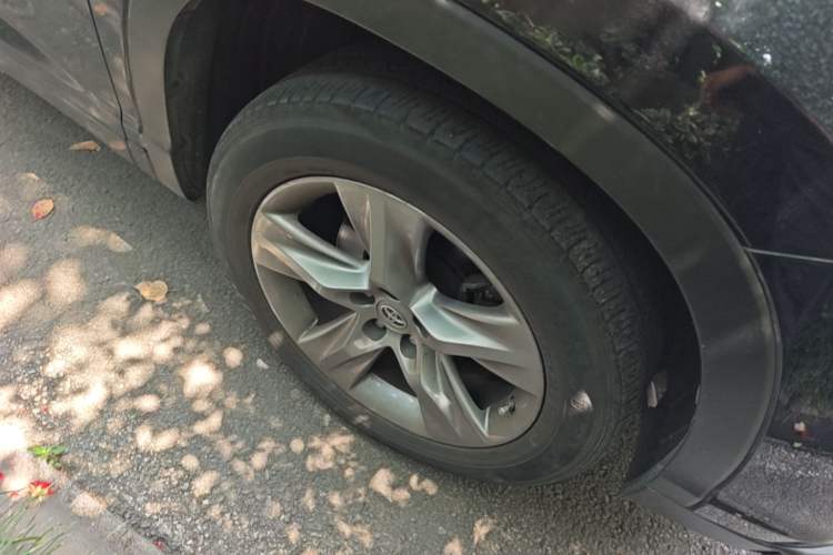 Used Toyota Highlander 2015 2.0T Four-Wheel Drive Luxury Edition 7-Seater Right Front Wheel Hub
