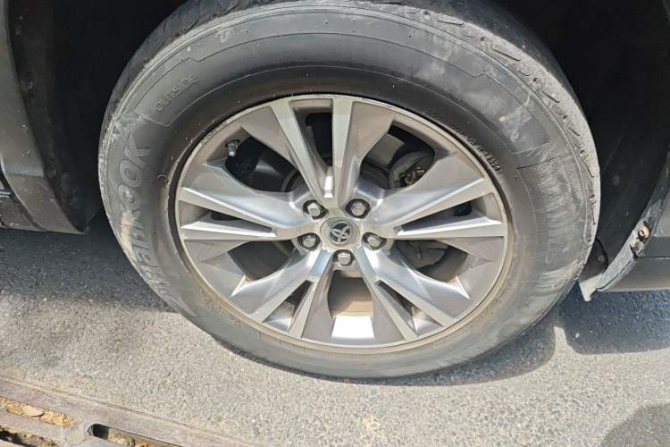 Used Toyota Highlander 2015 2.0T Two-Wheel Drive Elite Edition 5 Seats Right Front Wheel Hub