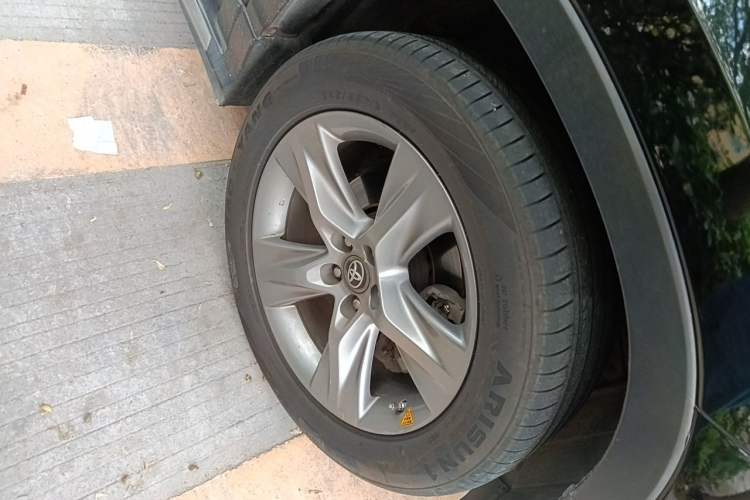 Used Toyota Highlander 2015 2.0T Four-Wheel Drive Luxury Edition 7-Seater Right Front Wheel Hub