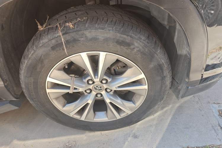 Used Toyota Highlander 2015 2.0T Two-Wheel Drive Elite Edition 7 Seats Right Front Wheel Hub
