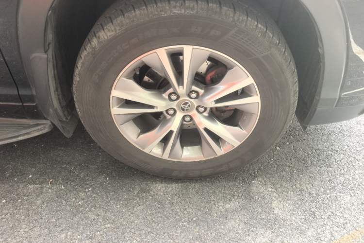 Used Toyota Highlander 2015 2.0T Four-Wheel Drive Elite Edition 7-Seater Right Front Wheel Hub