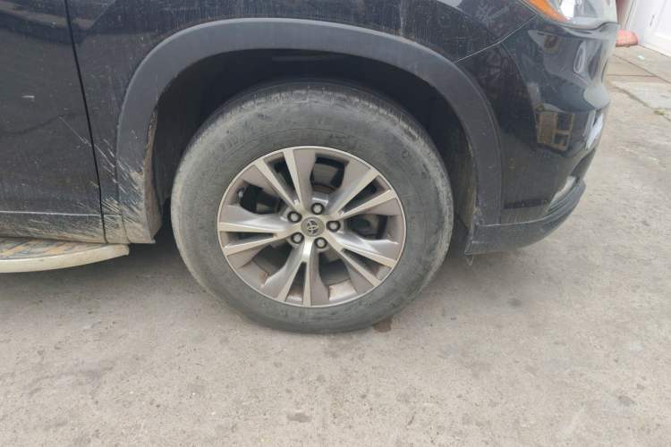 Used Toyota Highlander 2015 2.0T Two-Wheel Drive Elite Edition 5 Seats Right Front Wheel Hub